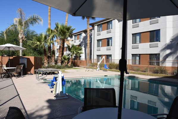 Outdoor pool - Sky Harbor Airport Inn (Phoenix)