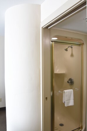 Double Room | Bathroom | Free toiletries, towels, soap, shampoo - Sky Harbor Airport Inn (Phoenix)
