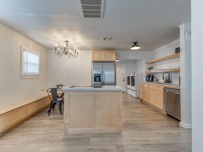 Frigorífic, microones, forn i placa de cuina 