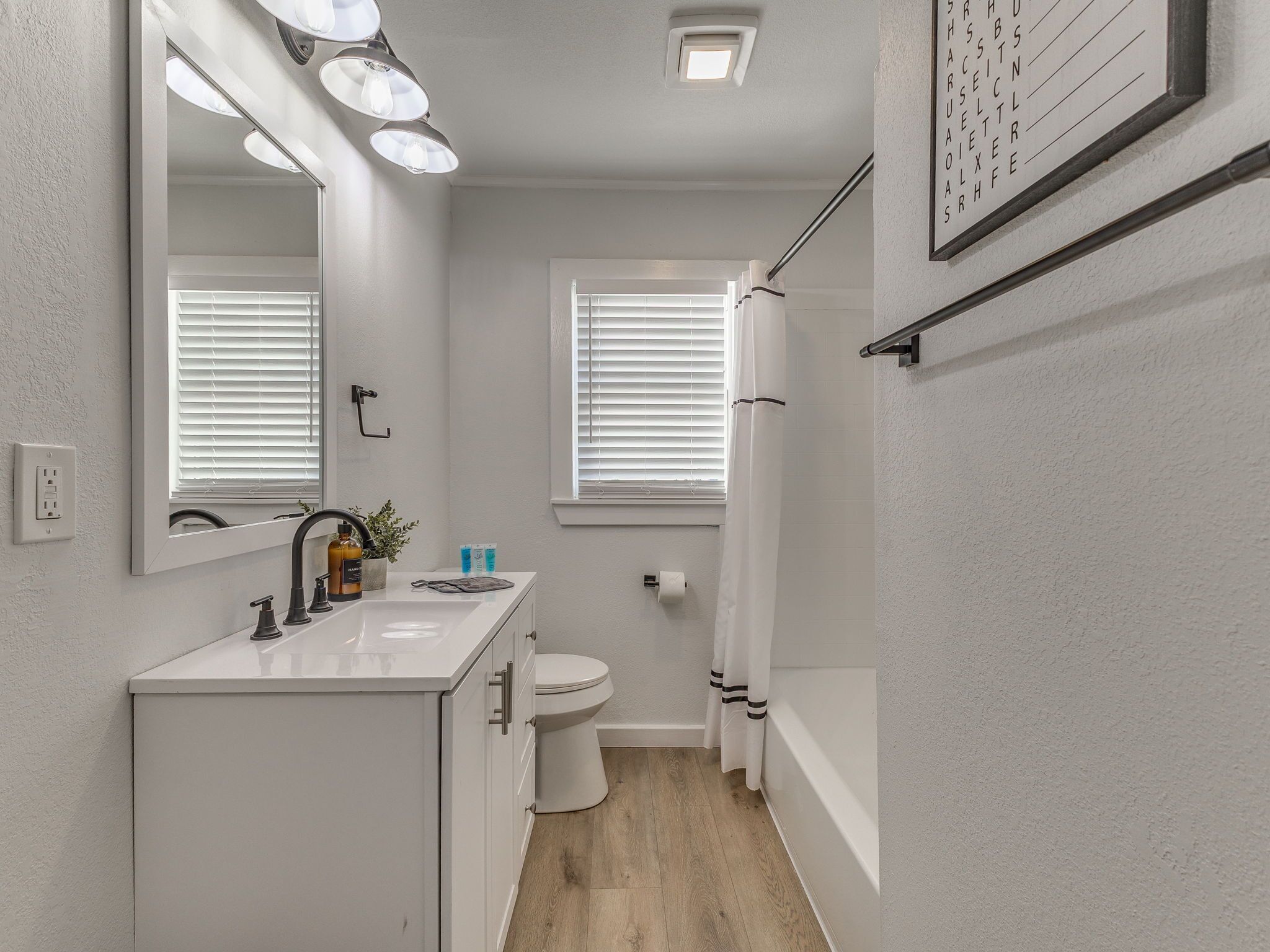 Secador de pelo, toallas, jabón, shampoo