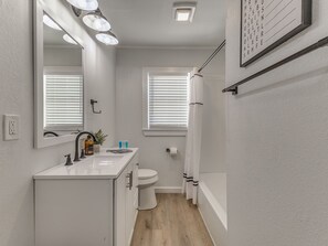 Secador de pelo, toallas, jabón, shampoo