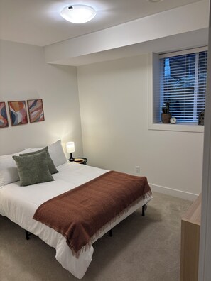2 habitaciones, escritorio y tabla de planchar con plancha 