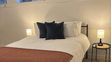 2 chambres, bureau, fer et planche Ă repasser, lit parapluie