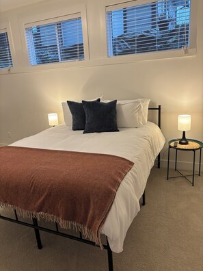 2 chambres, bureau, fer et planche à repasser, lit parapluie