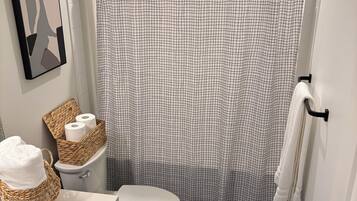 Sèche-cheveux, serviettes fournies, savon, papier toilette