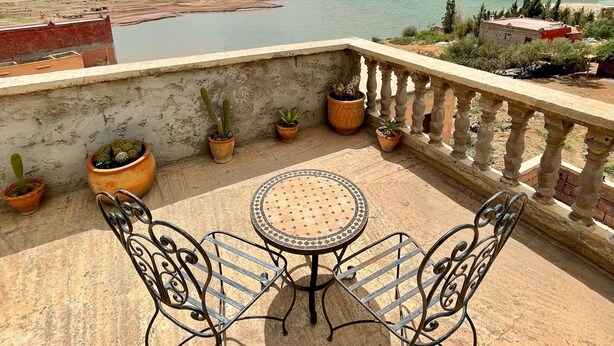 Outdoor dining - Lake view, comfortable artistic design (Ouirgane)
