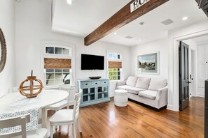 TV - Carriage House with Loft. 3 Bikes Included. Walk to Beach. (Inlet Beach)