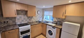 雪櫃、微波爐、焗爐、爐具