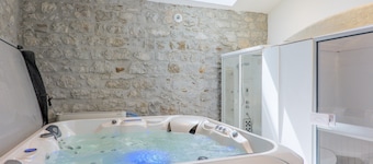 Casa de huéspedes 'Chambre Virginie' con piscina compartida, jardín común y aire acondicionado