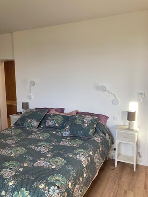 5 quartos, ferros/tábuas de passar roupa, Wi-Fi, roupa de cama