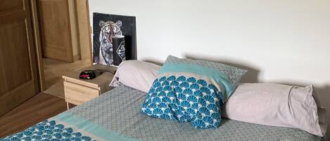 5 bedrooms, iron/ironing board, WiFi, bed sheets