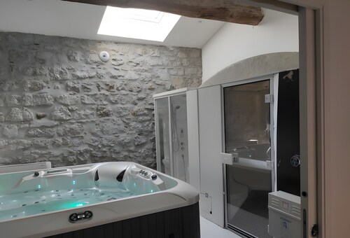 Chambre d’hôtes « Chambre Catherine » avec piscine partagée, Wi-Fi et climatisation