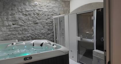Chambre dâhĂŽtes « Chambre Catherine » avec piscine partagĂ©e, Wi-Fi et climatisation