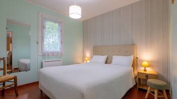 2 bedrooms, iron/ironing board, WiFi, bed sheets