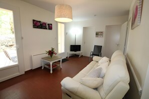 TV - Le Mazet des Campanes: Shared Pool, Wi-Fi, Air Conditioning (Saint-Alban-Auriolles)