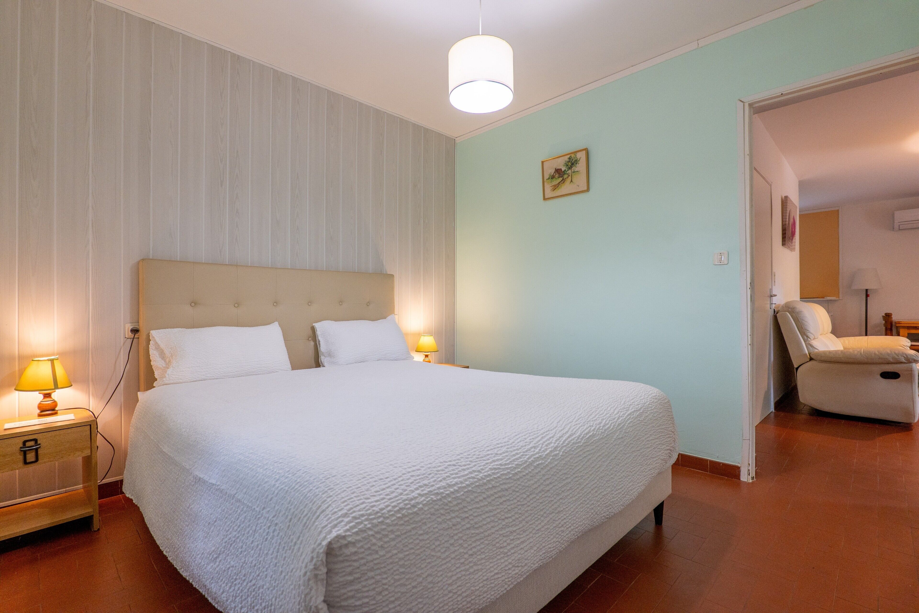 2 habitaciones, tabla de planchar con plancha, wifi y ropa de cama 