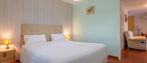 2 habitaciones, tabla de planchar con plancha, wifi y ropa de cama