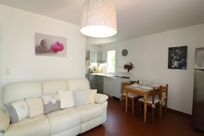 TV - Le Mazet des Campanes: Shared Pool, Wi-Fi, Air Conditioning (Saint-Alban-Auriolles)