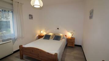 4 bedrooms, iron/ironing board, WiFi, bed sheets