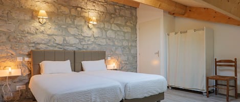 4 habitaciones, tabla de planchar con plancha, wifi y ropa de cama