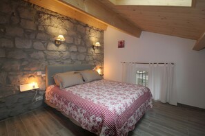 4 bedrooms, iron/ironing board, WiFi, bed sheets - Villa 'Le-joie' with Shared Pool, Wi-Fi, and Air Conditioning (Saint-Alban-Auriolles)