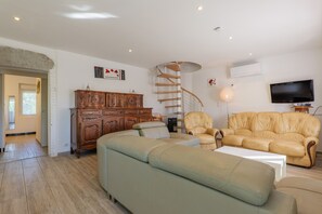 TV, ping pong - Villa 'Le-joie' with Shared Pool, Wi-Fi, and Air Conditioning (Saint-Alban-Auriolles)
