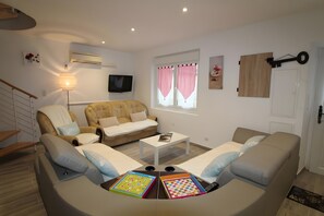 TV, ping pong - Villa 'Le-joie' with Shared Pool, Wi-Fi, and Air Conditioning (Saint-Alban-Auriolles)