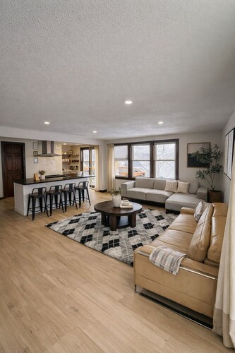 Lake Victoria, Hilltop  House, Panoramic views overlooking the lake.