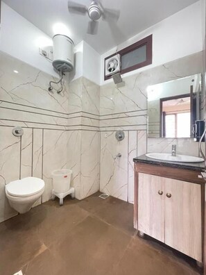 Shower, free toiletries, towels, soap - Hotel KD INN (Amritsar)