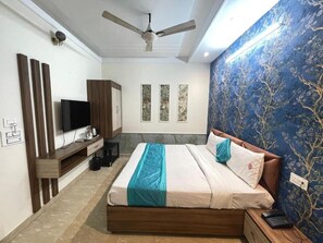 Desk, laptop workspace, free WiFi - Hotel KD INN (Amritsar)