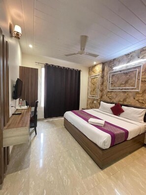 Desk, laptop workspace, free WiFi - Hotel KD INN (Amritsar)