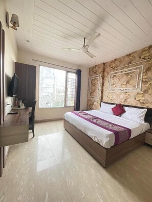 Deluxe Double Room, City View | Desk, laptop workspace, free WiFi - Hotel KD INN (Amritsar)