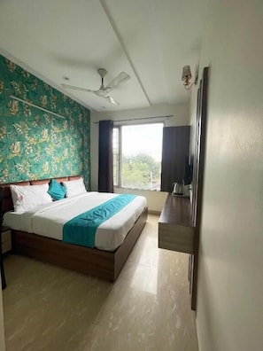 Desk, laptop workspace, free WiFi - Hotel KD INN (Amritsar)