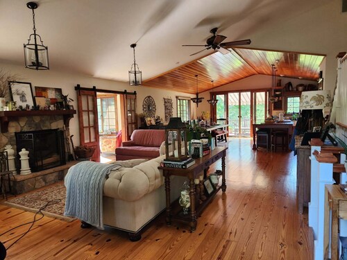 Charming Park Like Mountain 3-bedroom house in Green Brook Township, N.J. w/ AC