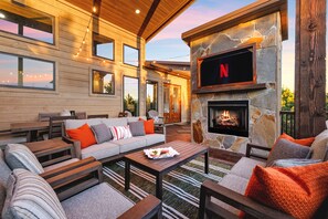 Outdoor dining - The Highmark: Pickle Ball, Sauna, Mini Golf, Hot Tub, Views, Playset, Fire Pit (Broken Bow)