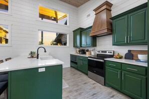 Microwave, oven, stovetop, dishwasher - The Highmark: Pickle Ball, Sauna, Mini Golf, Hot Tub, Views, Playset, Fire Pit (Broken Bow)
