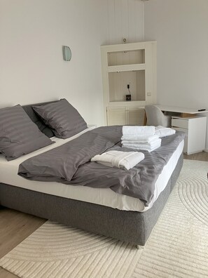 Bügeleisen/Bügelbrett, WLAN, Bettwäsche