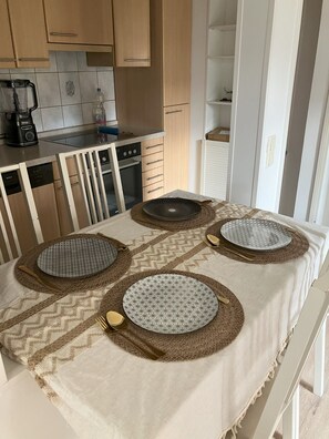 Microwave, oven, stovetop, dishwasher - Beautiful bungalow for the family with private entrance (Weilerswist)