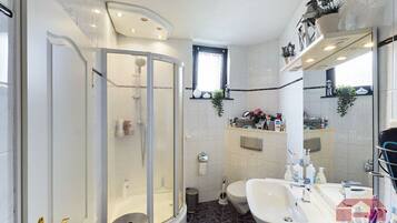 Dusche, Haartrockner, Handtücher, Toilettenpapier