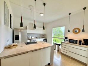 Kylskåp, mikrovågsugn, ugn och diskmaskin