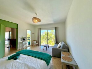 4 chambres, bureau, fer et planche à repasser, accès Internet