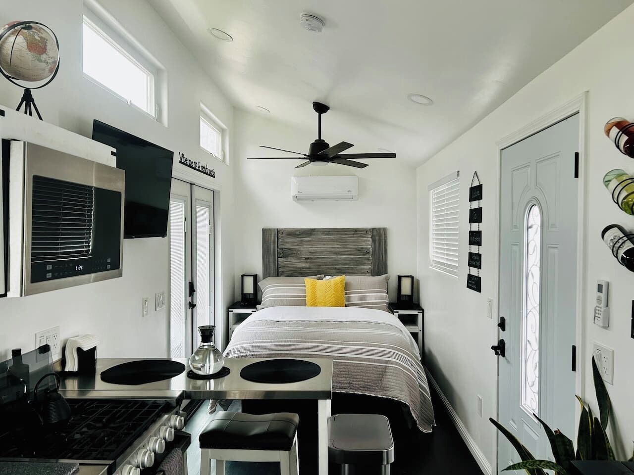 Tabla de planchar con plancha, wifi, ropa de cama