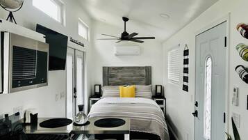 Tabla de planchar con plancha, wifi, ropa de cama