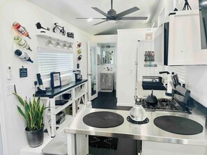 Refrigerador, microondas, placa de cocina, cafetera/tetera