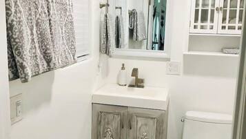 Douche, sĂšche-cheveux, serviettes fournies