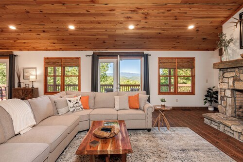 Beautiful house with breathtaking views and a hot tub close to Brevard!