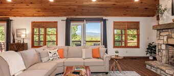 Beautiful house with breathtaking views and a hot tub close to Brevard!