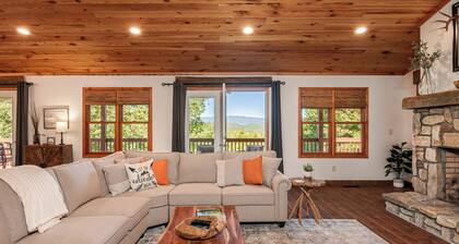 Beautiful house with breathtaking views and a hot tub close to Brevard!