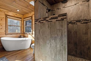 Shower, hair dryer, towels - Stunning Views! Sleeps 10 - Hot Tub - 2 Fireplaces (Blue Ridge)