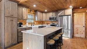 Coffee/tea maker, fridge, microwave, oven - Stunning Views! Sleeps 10 - Hot Tub - 2 Fireplaces (Blue Ridge)